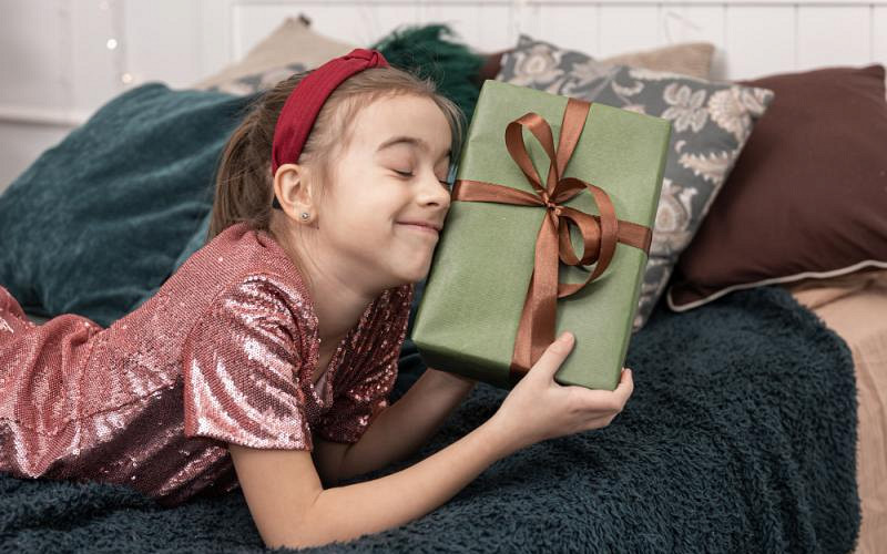 Как выбрать безопасный сладкий подарок для ребёнка