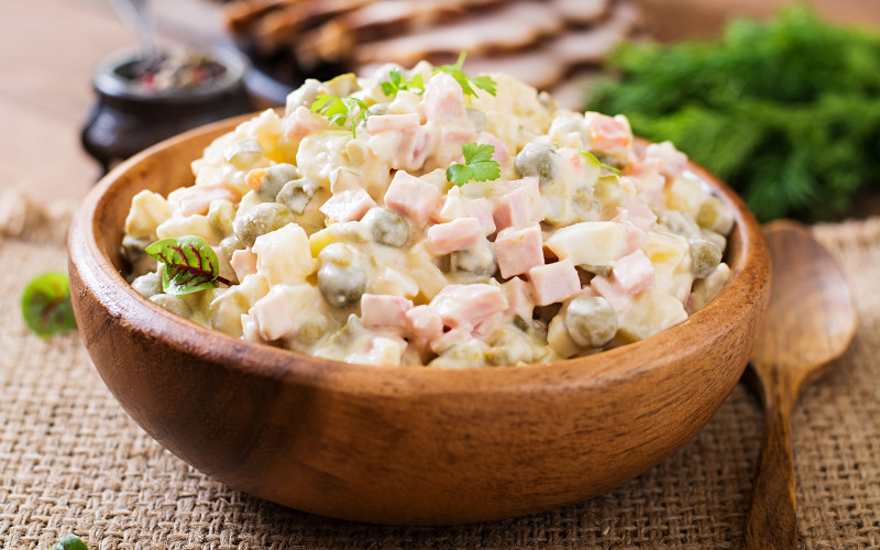 Стоимость оливье в Свердловской области оценили в 233 рубля на порцию