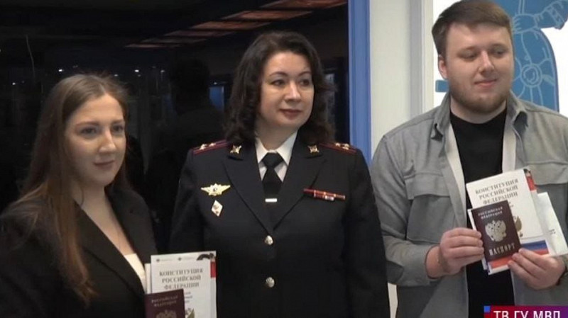 Свердловские полицейские вручили паспорта РФ влюблённой паре из Казахстана