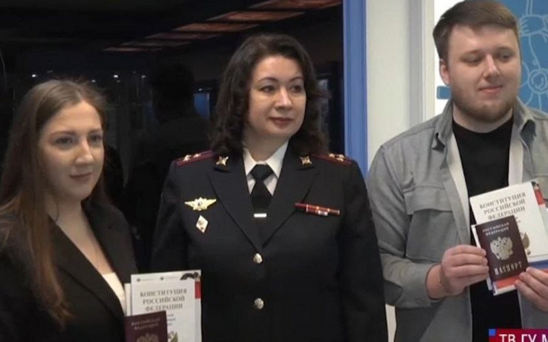 Свердловские полицейские вручили паспорта РФ влюблённой паре из Казахстана