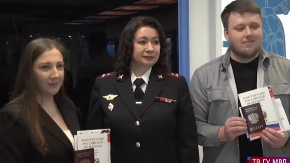 Свердловские полицейские вручили паспорта РФ влюблённой паре из Казахстана