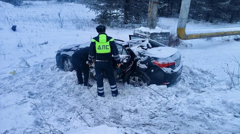 «Не учел зимнюю дорогу на первом же выезде»: начинающий водитель в первый день с правами попал в ДТП с матерью в салоне