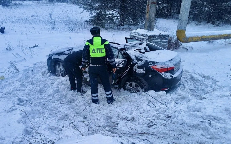 «Не учел зимнюю дорогу на первом же выезде»: начинающий водитель в первый день с правами попал в ДТП с матерью в салоне