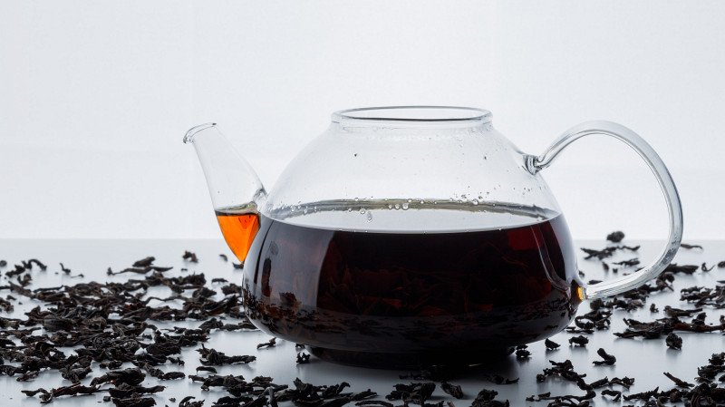 Крепкий чай может навредить желудку и печени: кому стоит быть осторожнее