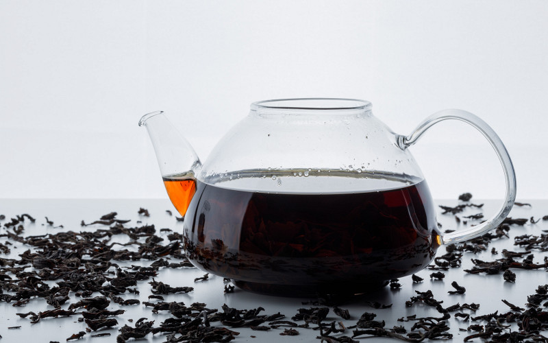 Крепкий чай может навредить желудку и печени: кому стоит быть осторожнее