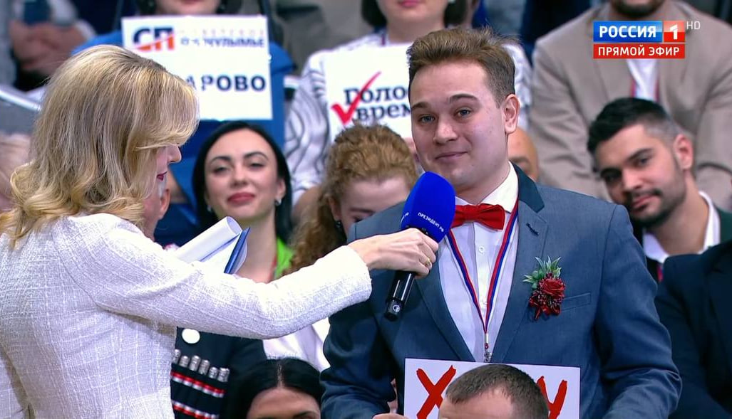 Журналист ОТВ пришел на прямую линию с Владимиром Путиным с табличкой «Хочу жениться»