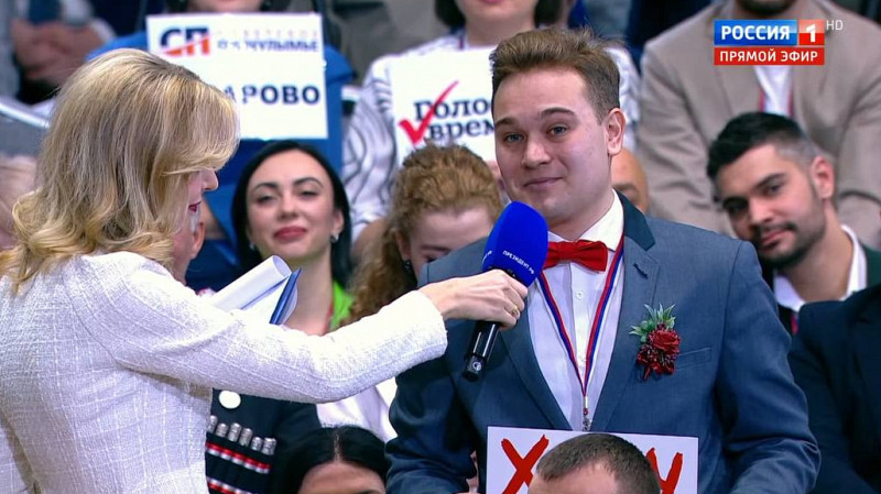 Журналист ОТВ пришел на прямую линию с Владимиром Путиным с табличкой «Хочу жениться»