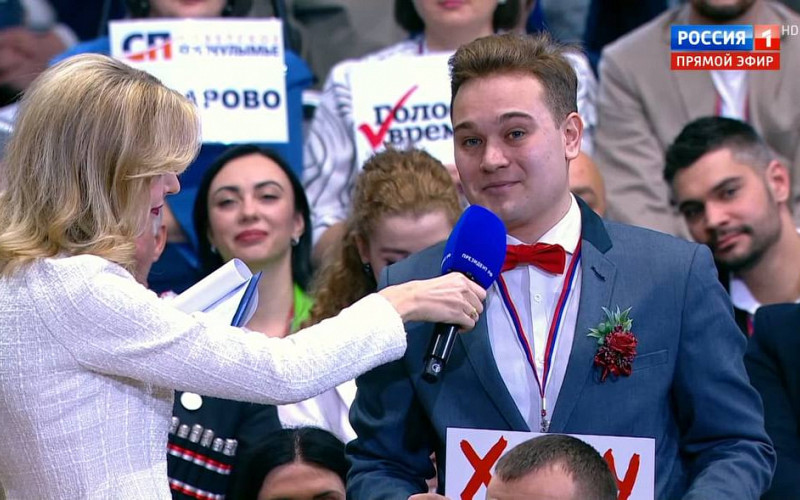 Журналист ОТВ пришел на прямую линию с Владимиром Путиным с табличкой «Хочу жениться»