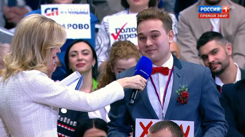 Журналист ОТВ пришел на прямую линию с Владимиром Путиным с табличкой «Хочу жениться»