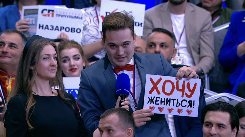 Журналист ОТВ сделал предложение своей девушке на прямой линии. Она сказала - ДА!