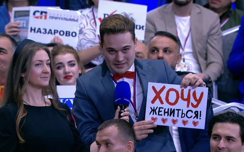 Журналист ОТВ сделал предложение своей девушке на прямой линии. Она сказала - ДА!