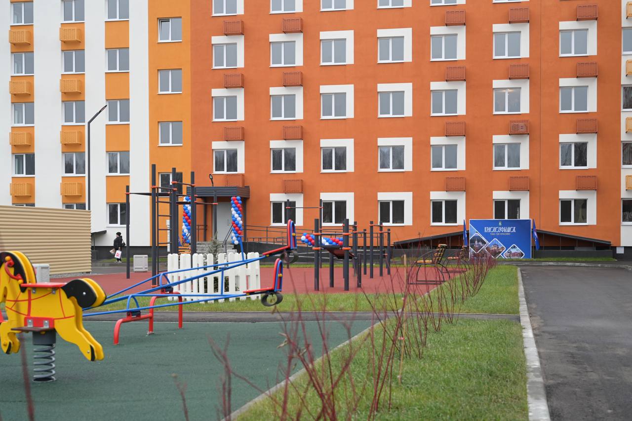 Более тысячи детей-сирот встретят Новый год в собственных квартирах в Свердловской области