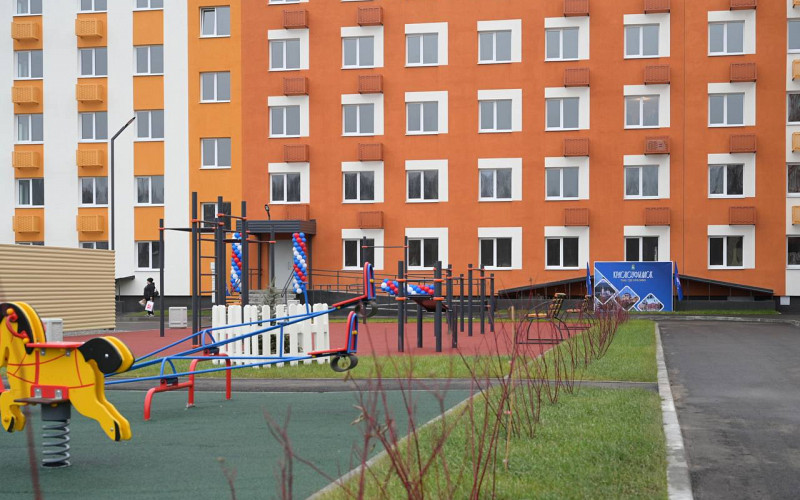 Более тысячи детей-сирот встретят Новый год в собственных квартирах в Свердловской области