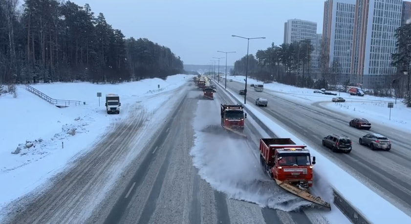 Почти 450 единиц спецтехники были задействованы для очистки трасс Свердловской области