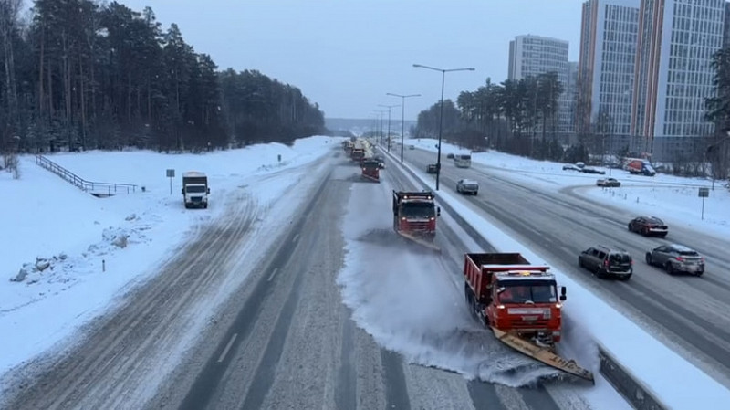 Почти 450 единиц спецтехники были задействованы для очистки трасс Свердловской области