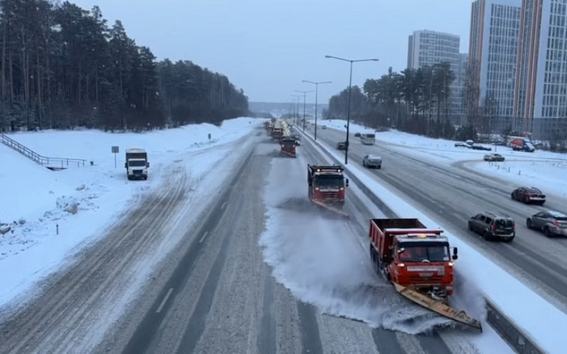 Почти 450 единиц спецтехники были задействованы для очистки трасс Свердловской области