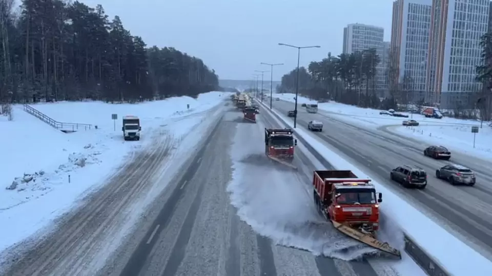 Почти 450 единиц спецтехники были задействованы для очистки трасс Свердловской области