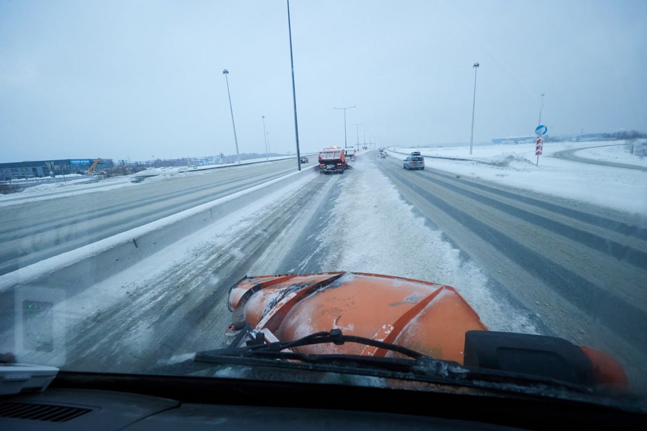 Свыше 400 машин убирают снег на дорогах Свердловской области