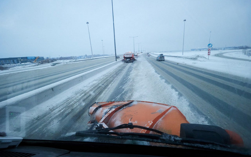 Свыше 400 машин убирают снег на дорогах Свердловской области