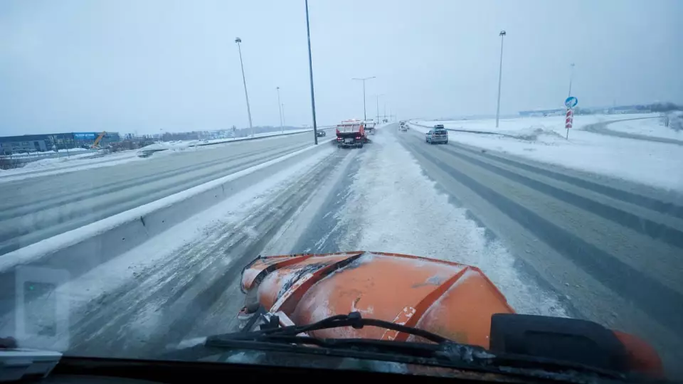 Свыше 400 машин убирают снег на дорогах Свердловской области