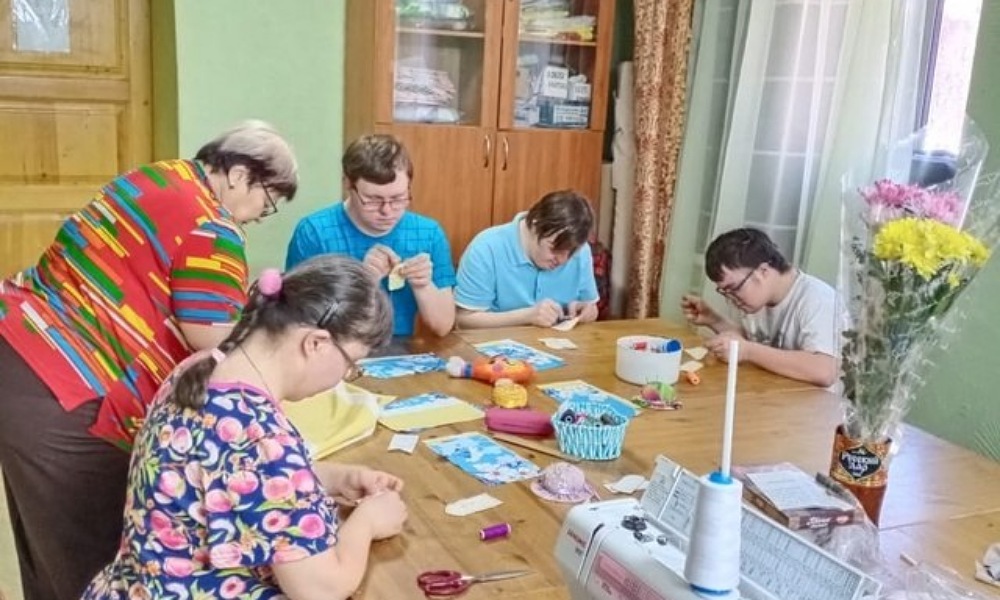 «Добрые мастерские» помогают молодёжи с ментальными нарушениями получить профессию
