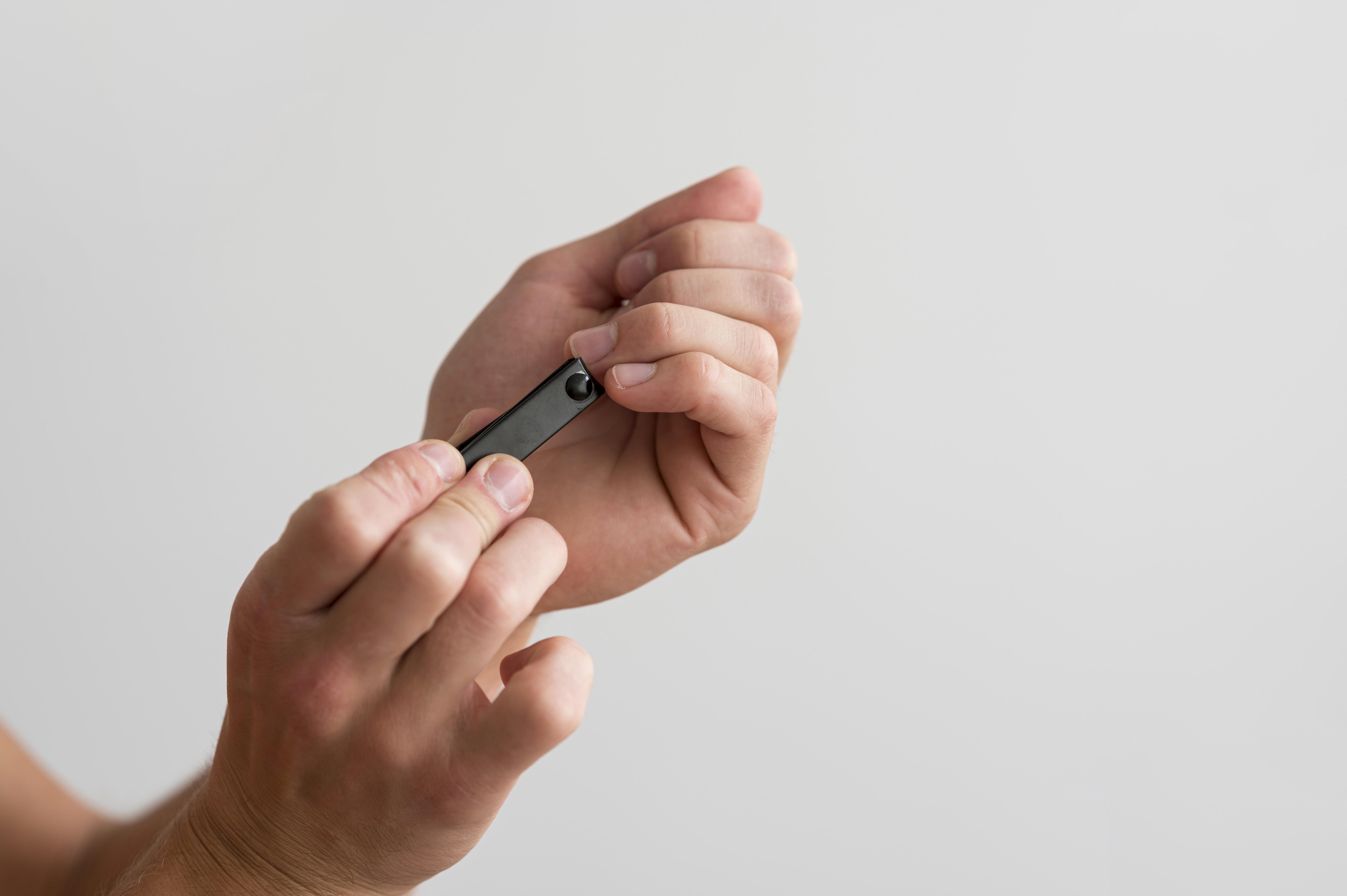 Откусывание заусенцев и другие самоповреждения могут быть вызваны стрессом