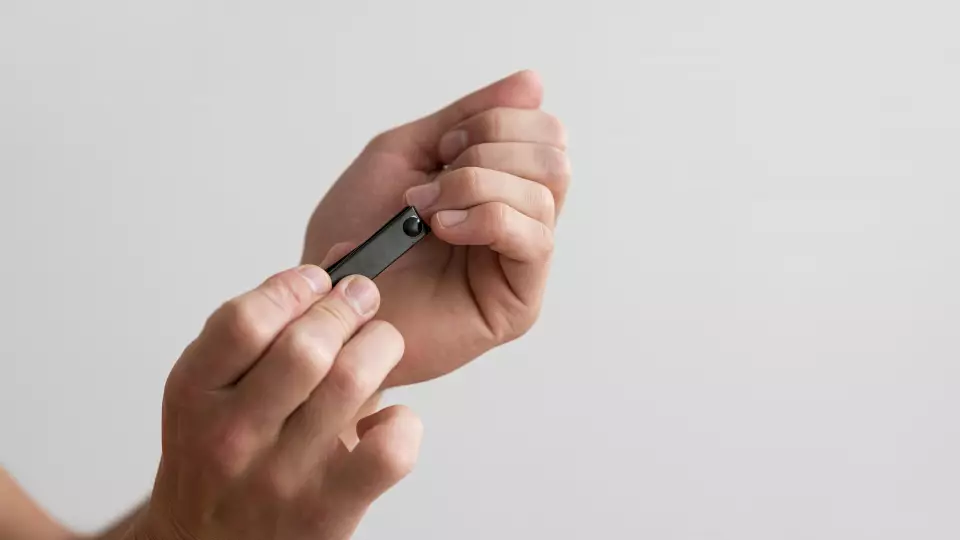 Откусывание заусенцев и другие самоповреждения могут быть вызваны стрессом