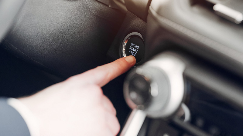 Слесарь в Верхней Пышме угнал служебную машину, чтобы съездить за сигаретами