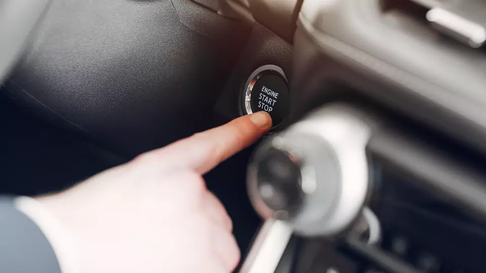 Слесарь в Верхней Пышме угнал служебную машину, чтобы съездить за сигаретами