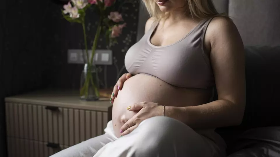 Блогер в Челябинске встречает одиноких мам из роддома