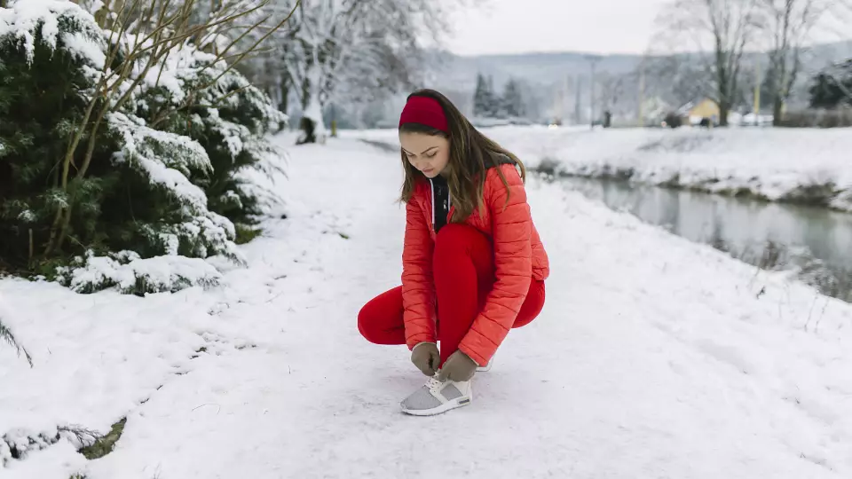 Врач-травматолог дал рекомендации, как не упасть на дороге в гололёд