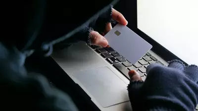 Подарки, скидки и выигрыши: какие схемы используют мошенники перед Новым годом