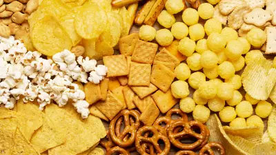 Поколение Z перед Новым годом закупается газировкой и снеками, а не спиртным