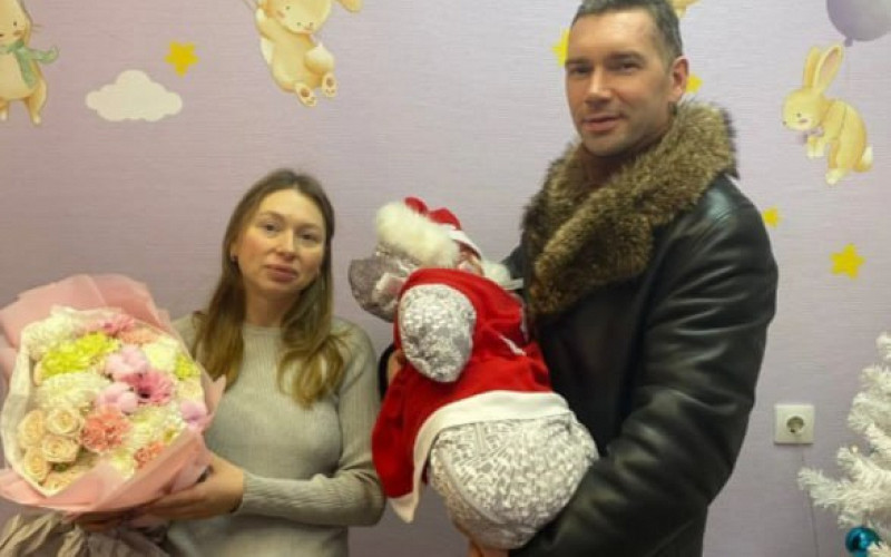 «Подарки в красных шапках»: новорождённых выписывают из роддома в новогодних костюмах