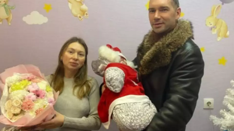 «Подарки в красных шапках»: новорождённых выписывают из роддома в новогодних костюмах