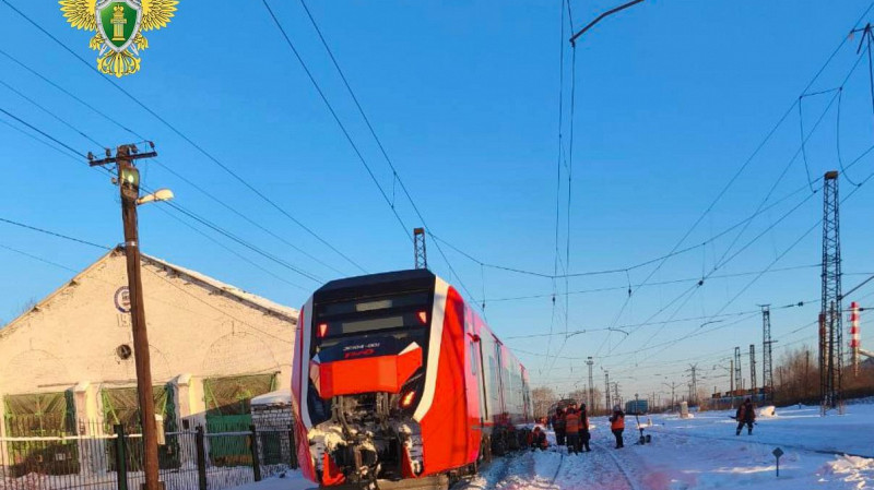 Поезд Екатеринбург–Карпинск сошел с рельсов