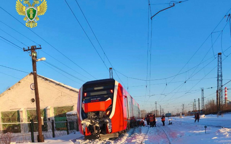 Поезд Екатеринбург–Карпинск сошел с рельсов