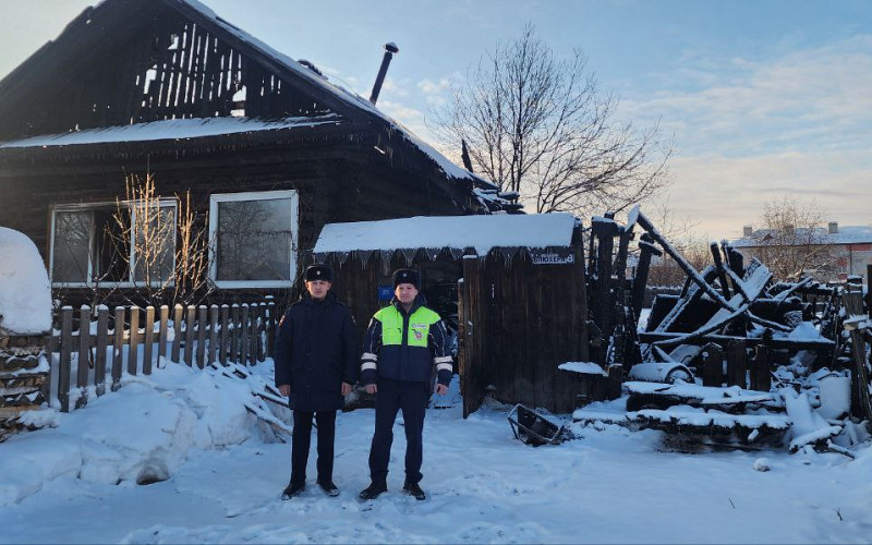 Полицейские спасли пожилых из пожара в посёлке Шаля
