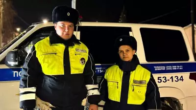 Вытащили машину из снежной ловушки: инспекторы ДПС помогли женщине с ребенком