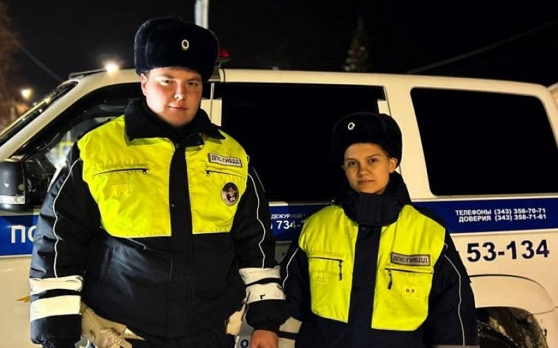 Вытащили машину из снежной ловушки: инспекторы ДПС помогли женщине с ребенком