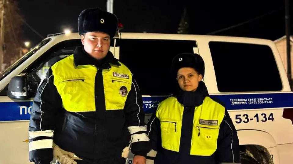 Вытащили машину из снежной ловушки: инспекторы ДПС помогли женщине с ребенком