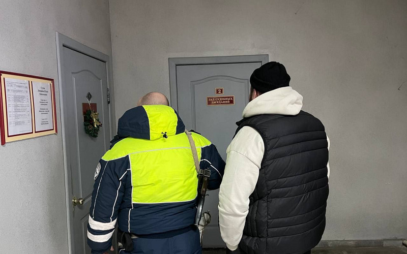 До 10 суток за тонировку авто назначили нарушителям на BMW