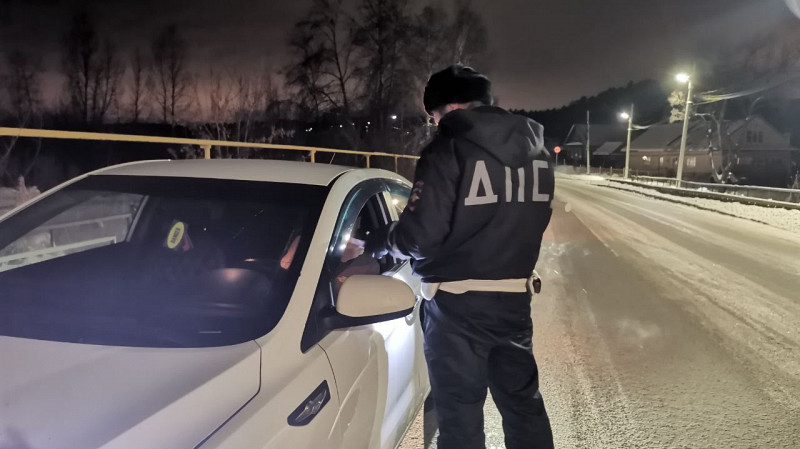 Экипаж ДПС из Серова спас водителя «Газели», застрявшей на трассе в –40°С