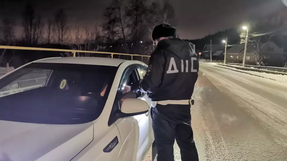 Экипаж ДПС из Серова спас водителя «Газели», застрявшей на трассе в –40°С