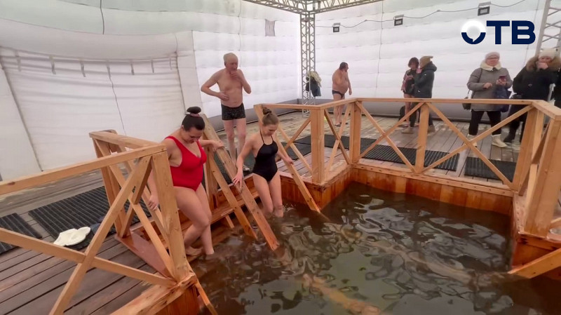 Врач объяснил, что делать при неконтролируемой дрожи после купания в проруби