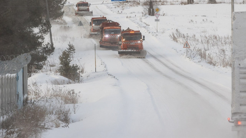 238 единиц техники устраняют последствия снегопада на свердловских дорогах