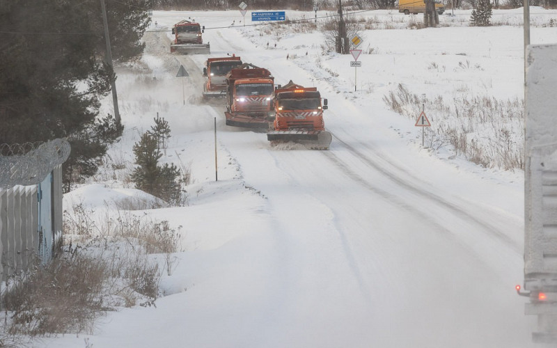 238 единиц техники устраняют последствия снегопада на свердловских дорогах