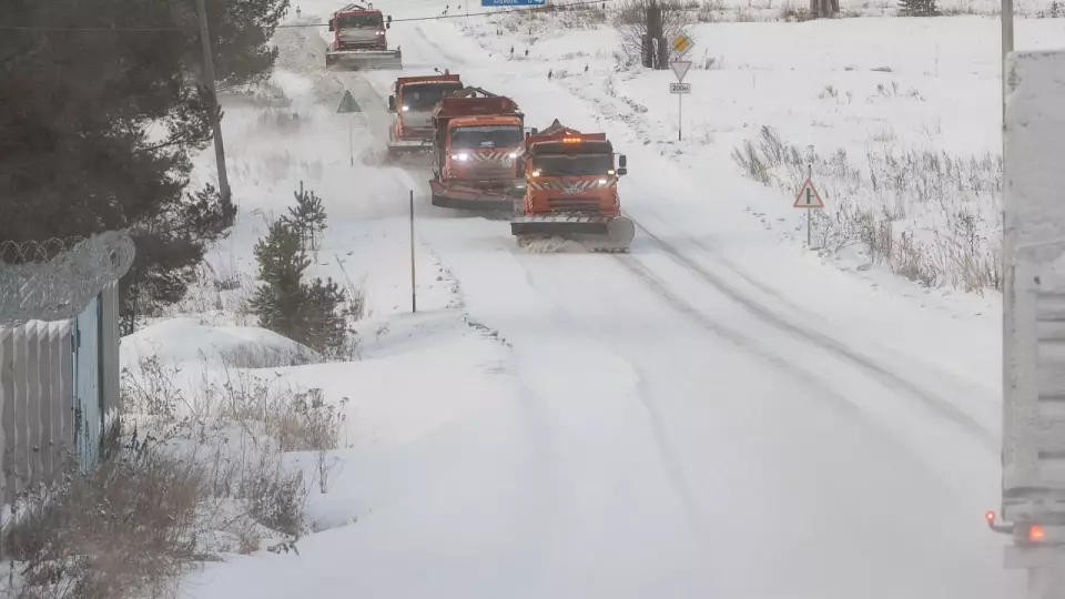 238 единиц техники устраняют последствия снегопада на свердловских дорогах