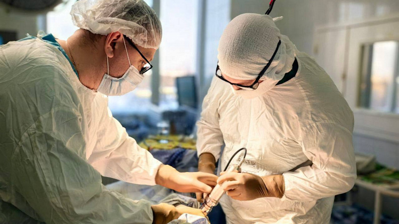 Бетонная плита весом 1,5 тонны упала на ногу мужчины в Сургуте