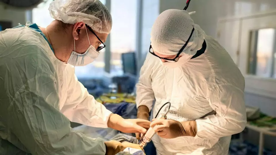 Бетонная плита весом 1,5 тонны упала на ногу мужчины в Сургуте